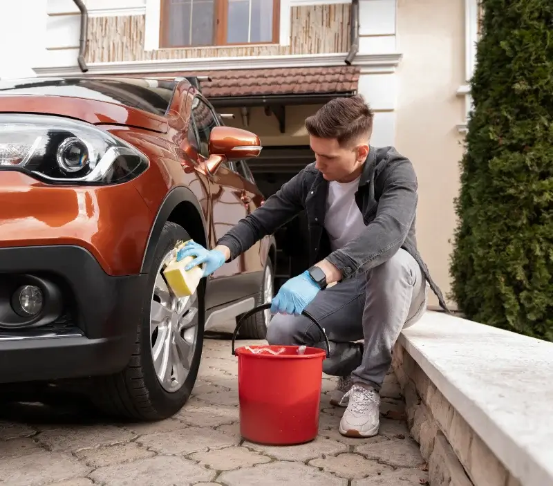 Lavage auto à domicile Colayrac-Saint-Cirq : professionnel intervenant sur un véhicule